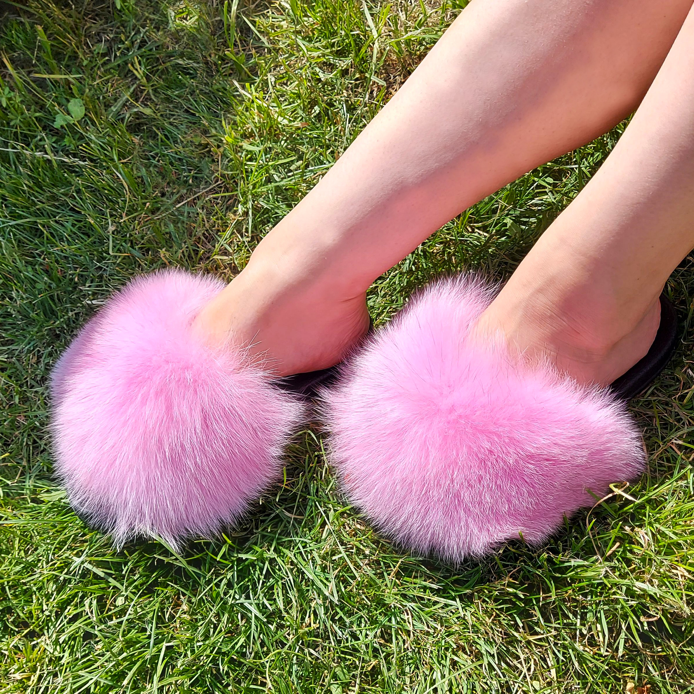 Шлепки женские с мехом. Шлепанцы женские меховые с песцом шлепки. Unbusi шлепанцы женские с опушкой мехом. Тапочки с песцом. Шлепки с черным мехом.