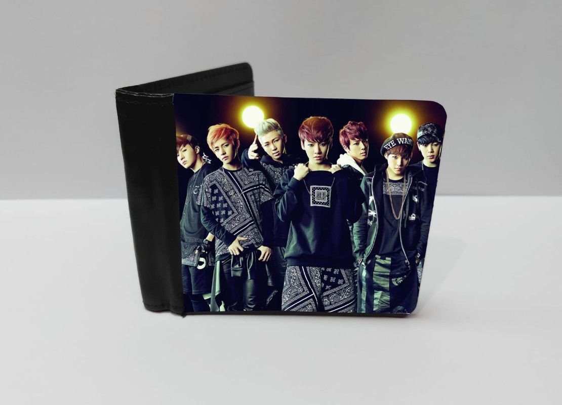 Кошелек бтс. Ozon с bts кошелек. Кошелек картинка. Портмоне bts. Роспись кошелька bts.