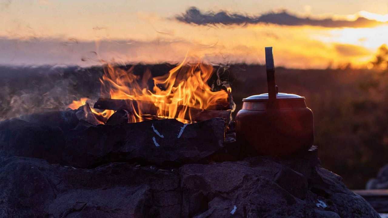 Чайник на костре акварелью