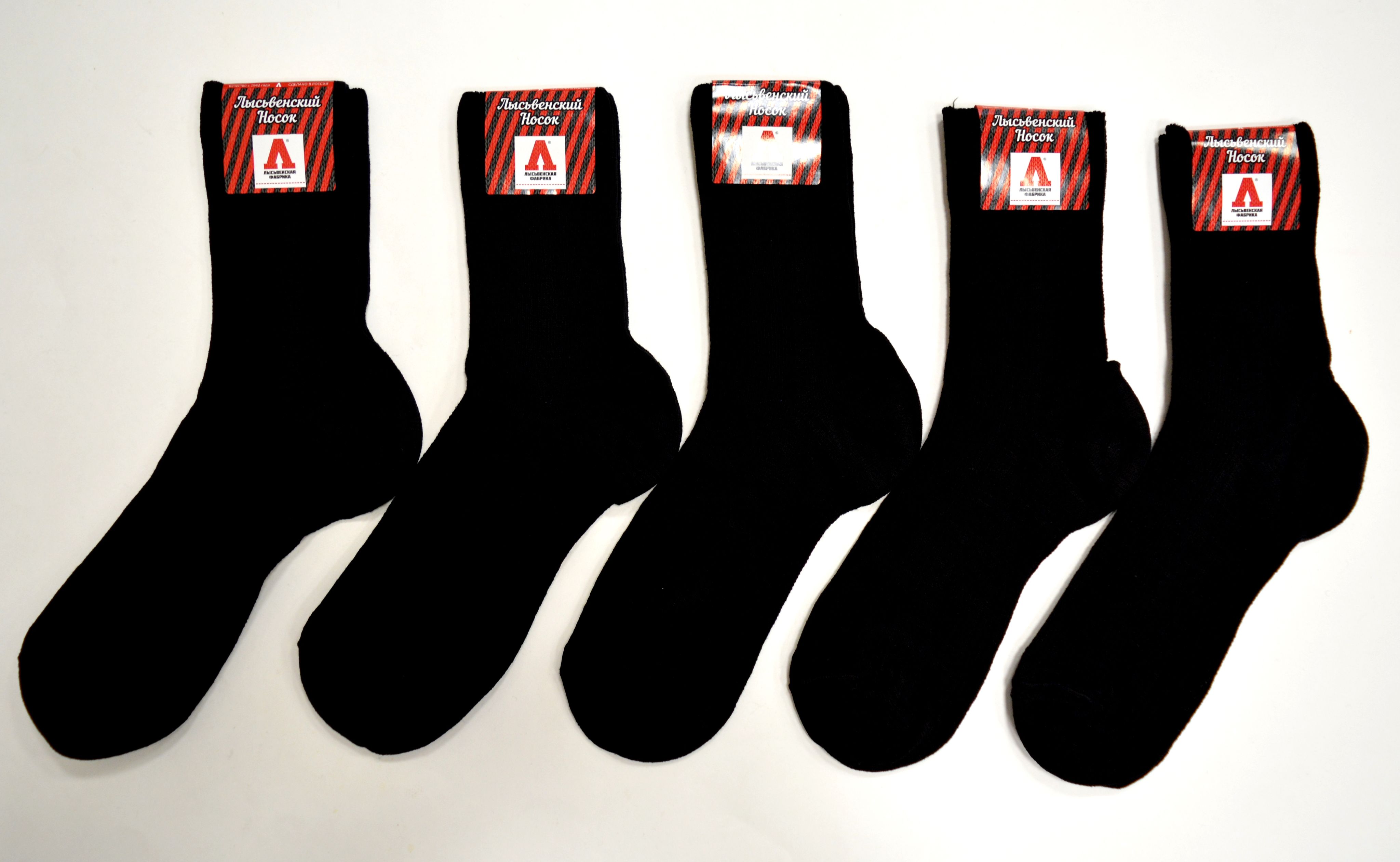В шкафу вперемешку лежат 15 носков черного цвета и 20 носков белого цвета