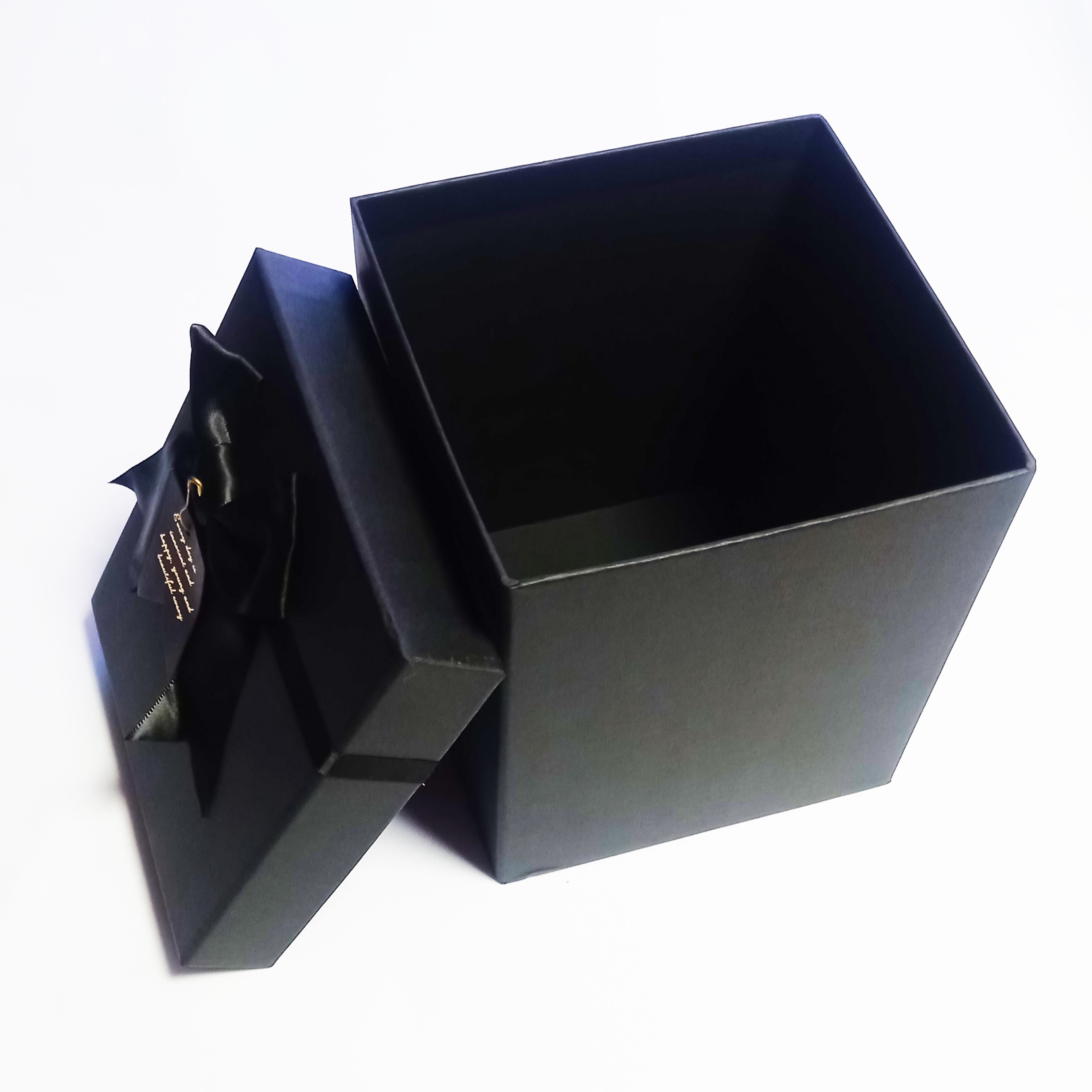 Черная коробочка. Черный подарок. Черная коробочка с бежевой лентой.