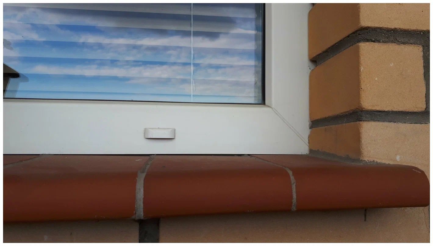 Дренажные отверстия окна. Водоотливная планка ПВХ. Водоотливные колпачки для окон ПВХ. Заглушка для водосливных отверстий в окне ПВХ.
