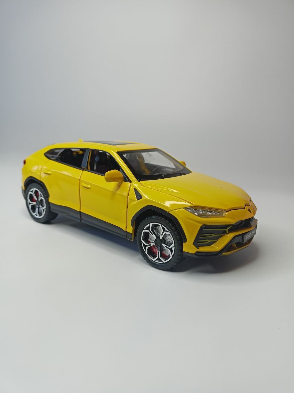 Модель автомобиля Lamborghini Urus коллекционная металлическая игрушка  масштаб 1:24 желтый - купить с доставкой по выгодным ценам в  интернет-магазине OZON (1091688256)