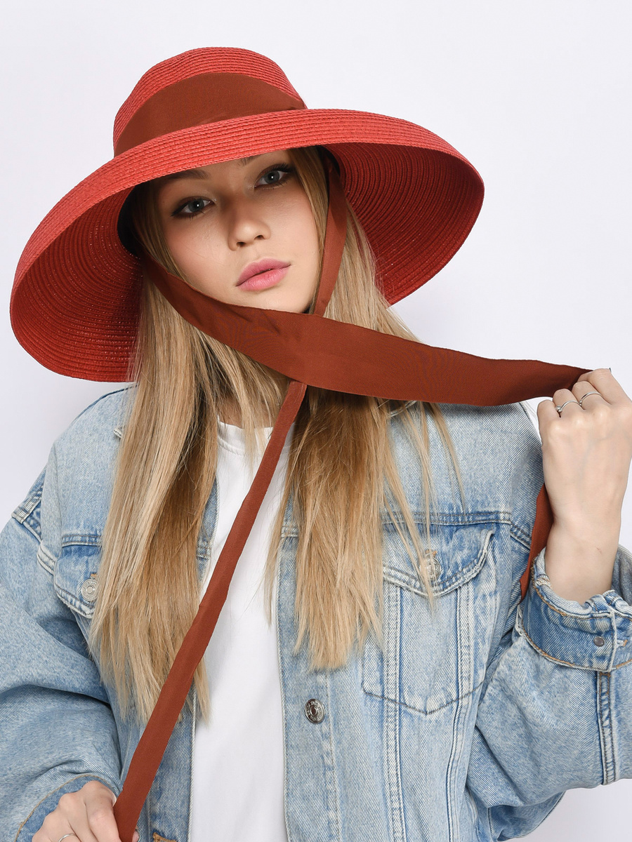 Блондинка в соломенной шляпе с длинными полями. Необычные шляпки. Шляпа сафари hats. Город шляпа. Шляпа на море.