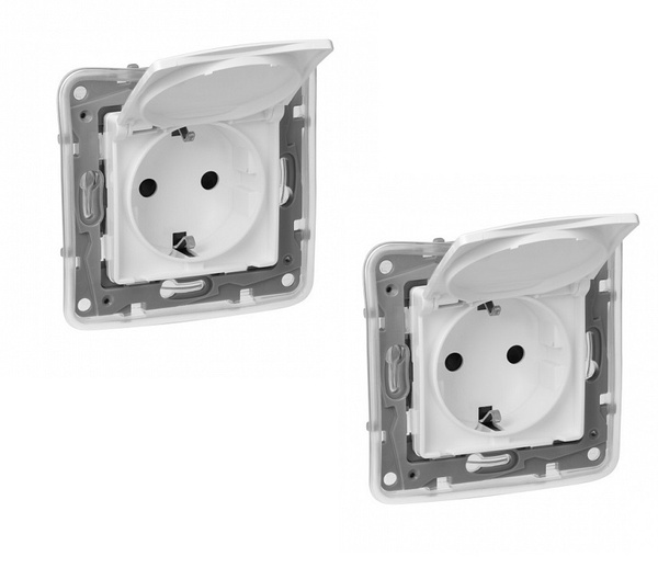 Розетка Legrand Etika 672232 2К+З IP 44 с откидной крышкой и шторками ...