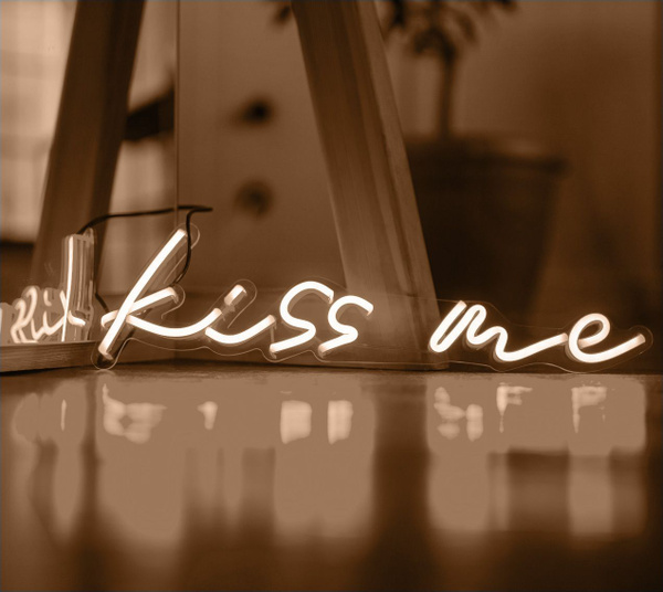 Неоновая табличка Kiss me, 40х12 см, 12 см, 40 см - купить в интернет ...