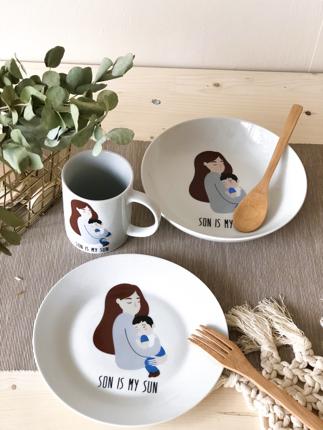 Посуда дочки. Кружка фэмили. Кружка чашка тарелка и форма с тарелкой чтобы кашку есть. Ломает игрушки. Сын посуда.