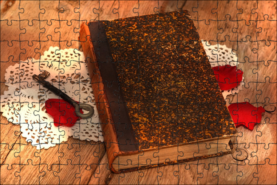 старинная книга с именами на столе