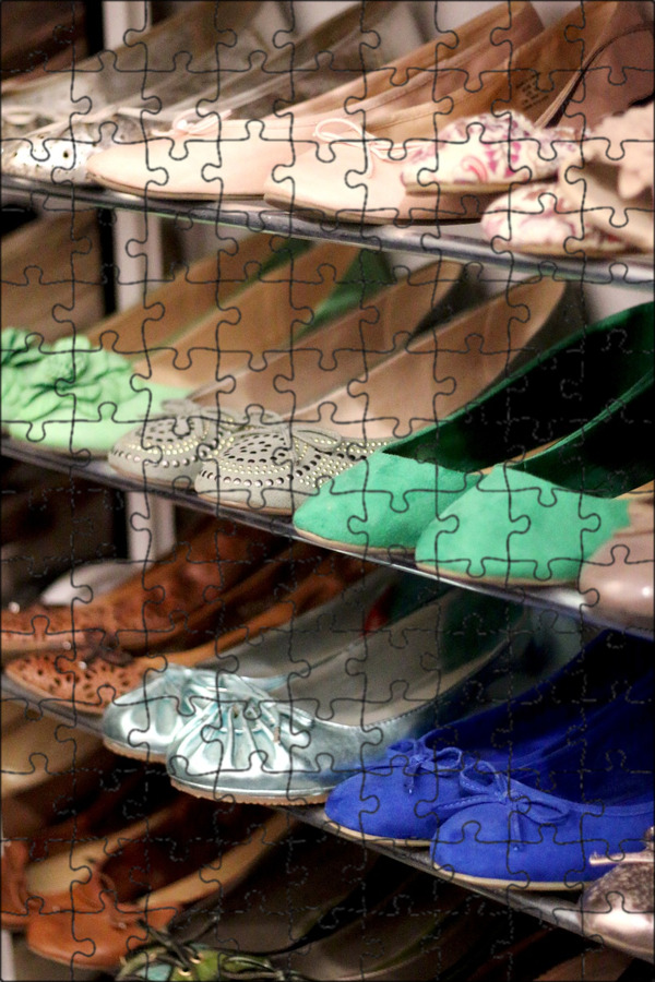 женские кожаные сумки и обувь на полке