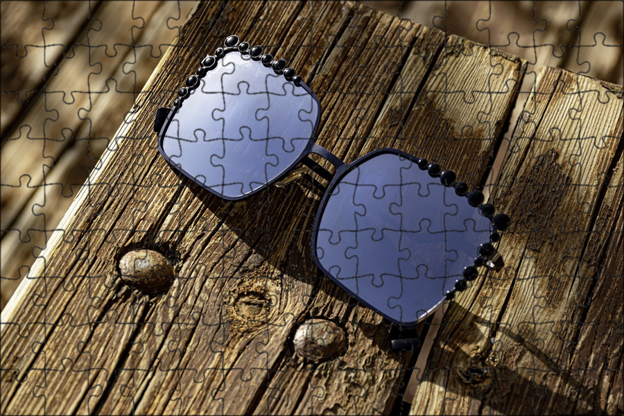 Are there glasses on the table. Линза в бокале. glasses on table.