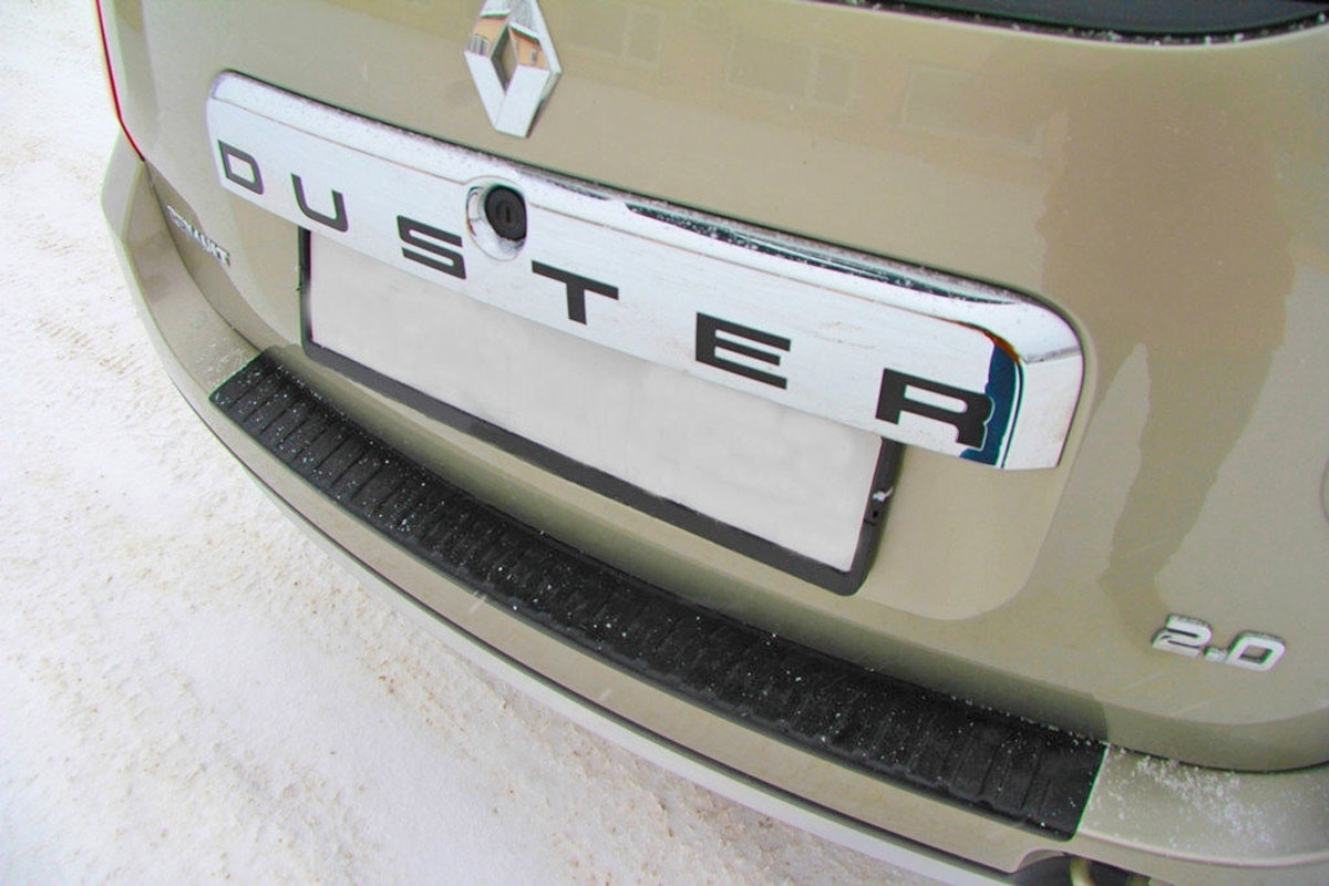 Накладка задней двери дастер. Накладка на задний бампер Рено Дастер. Накладка заднего бампера Renault Duster. Накладка на задний бампер Рено Дастер 2021. Накладка на задний бампер Рено Дастер 2012.
