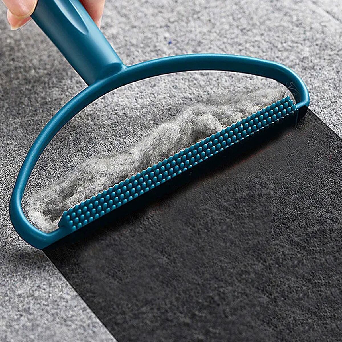 Скребок от шерсти. Скребок для чистки ковров. Скребок для чистки ковров от шерсти животных. Portable lint remover manual clothes brush tool. Скребок для очистки ковров от шерсти животных.