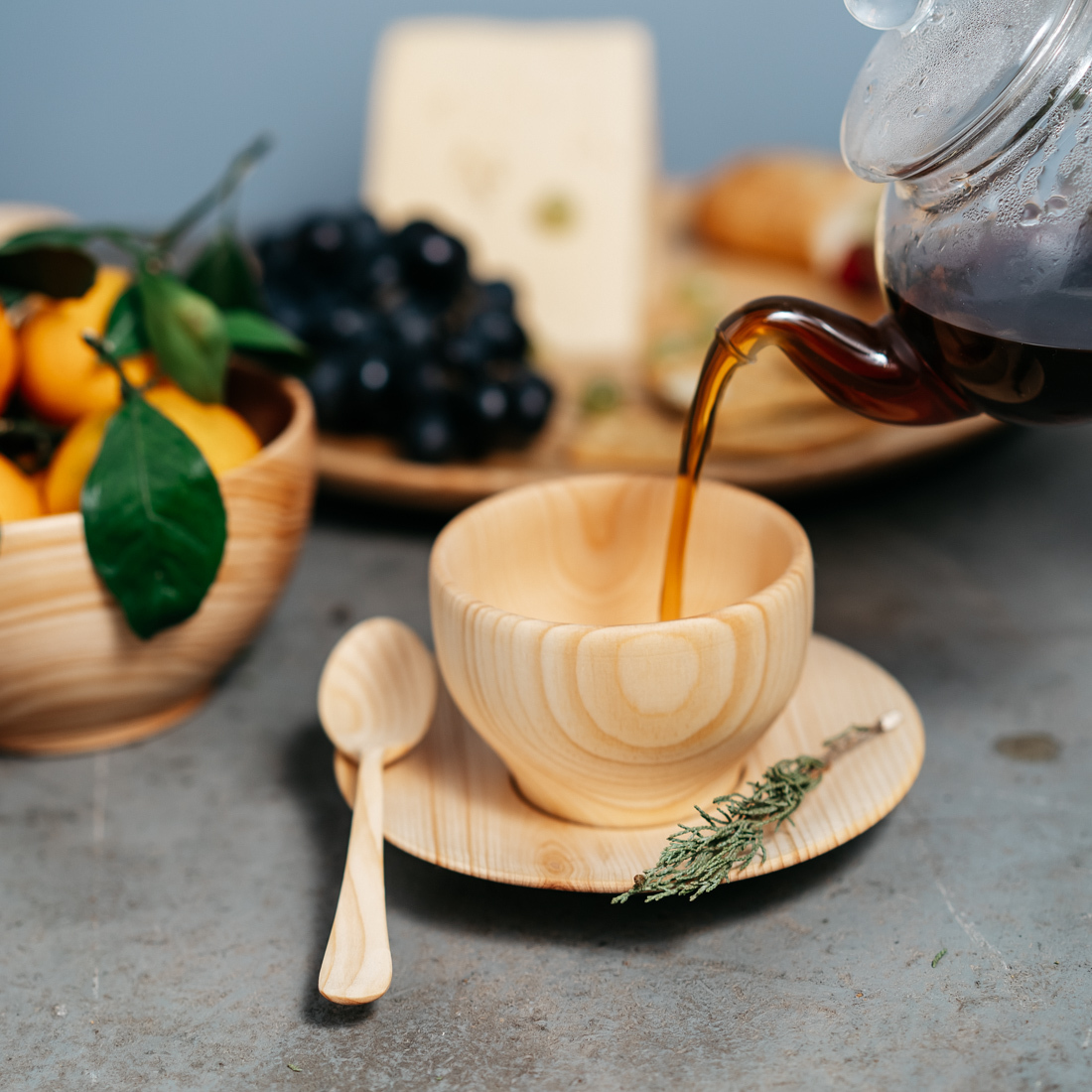 Из осу мы чайной миски ложкой. Посуда с деревянными элементами. Деревянная чашка. Деревянная посуда для чая. Чашка из дерева.
