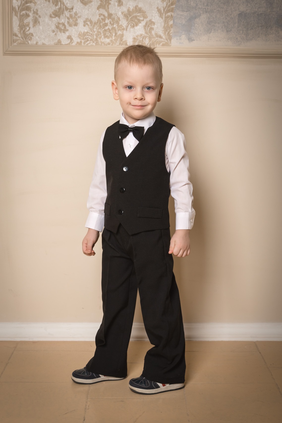 Костюм на мальчика 3 класс. Костюм школьника. Дети в костюмах. Черные классические костюмы для мальчиков. Костюм на мальчика 3 класс.