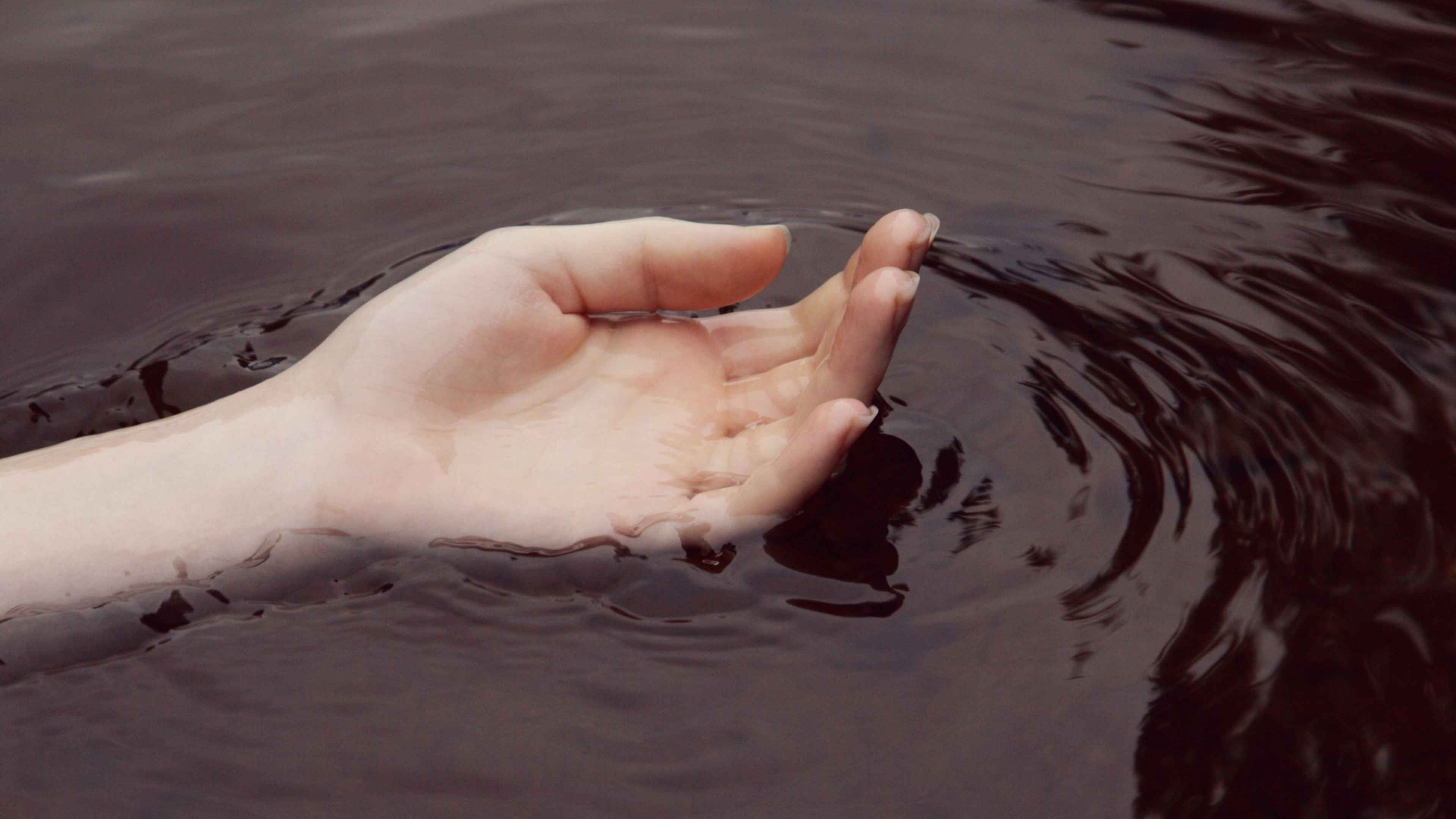 Рука вода фото. Вода в руках. Рука из воды. Ноги в воде Эстетика. Руки в воде Эстетика.