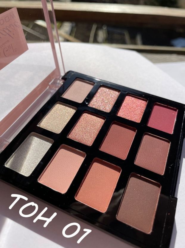 Палетка нюд отзывы. Палетка для нюдового макияжа. The blushed nudes от maybelline new. Палетка мейбелин нюд. Тени нюд от мейбелин.