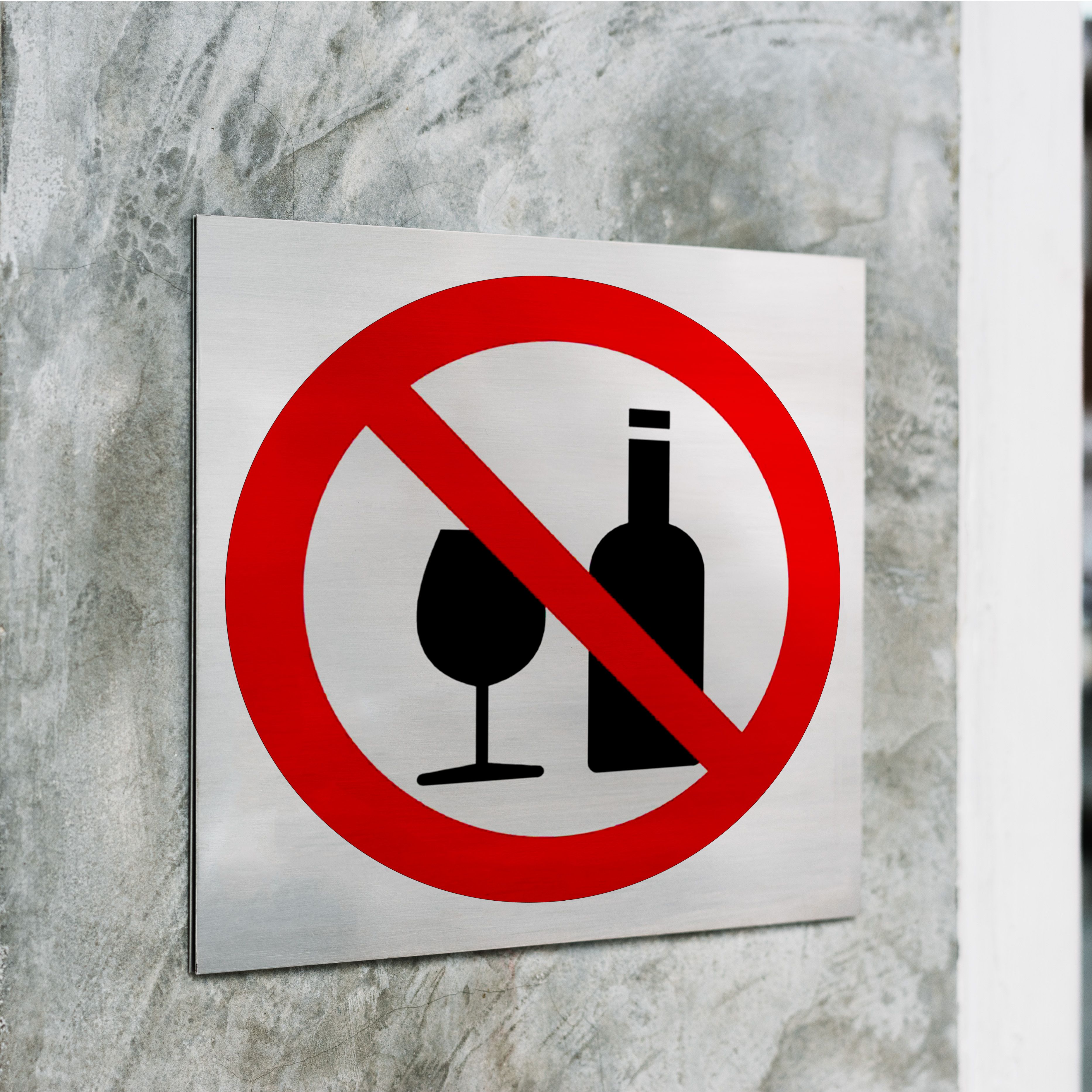 Какие напитки запретили. Знак запрета распития спиртных напитков. Спиртные напитки запрещены. Распитие спиртных напитков запрещено табличка. Продажа спиртных напитков запрещена.