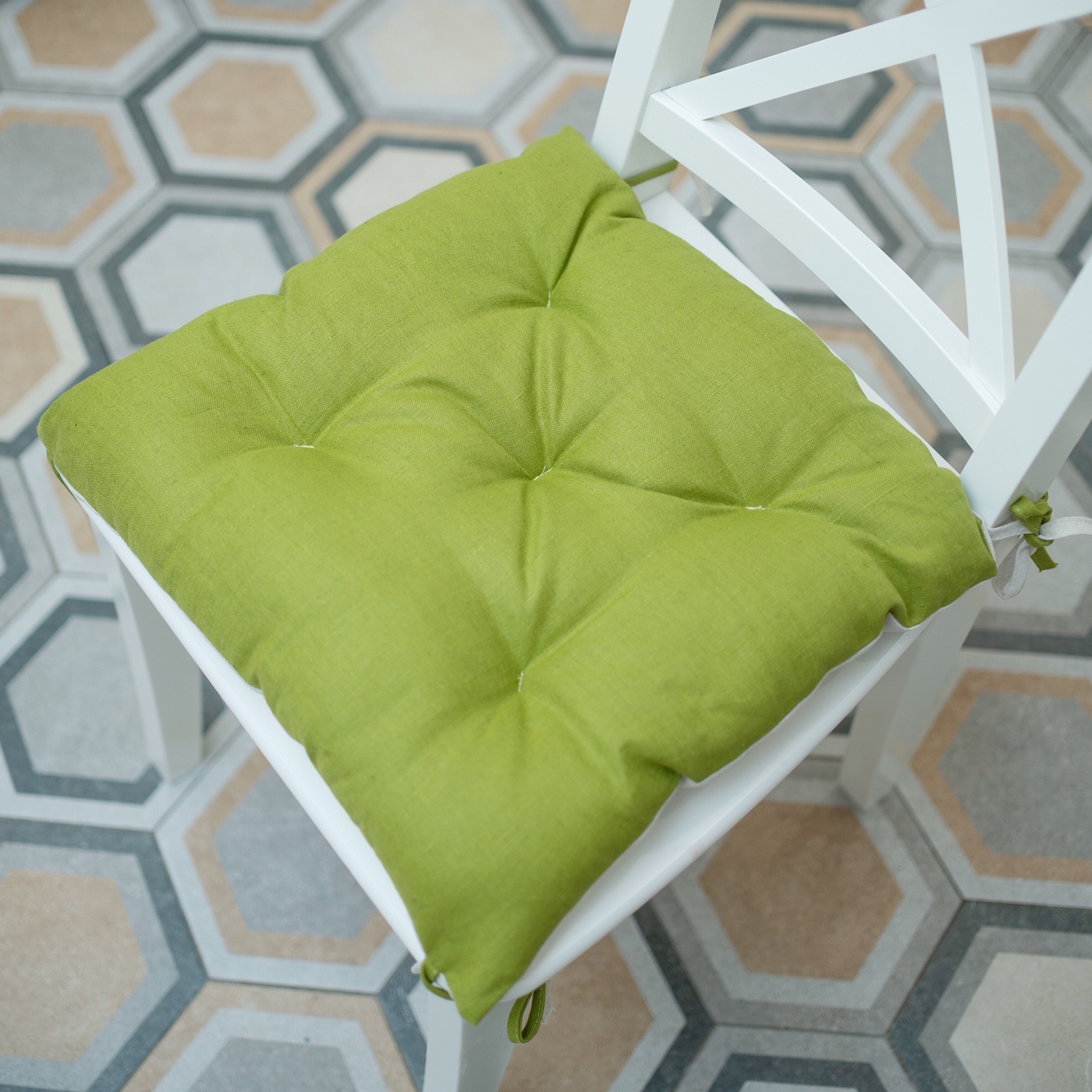 Подушка на стул оливкового цвета