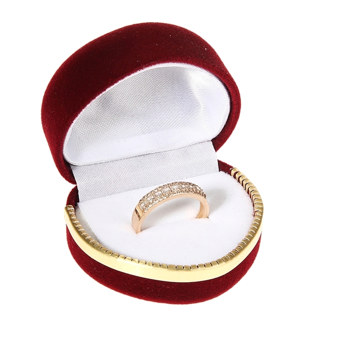 Золотое кольцо подарок. Обручальное кольцо в коробочке. Золотое кольцо в коробочке. Свадебные кольца в коробочке. Кольцо для Помолвки в коробочке.
