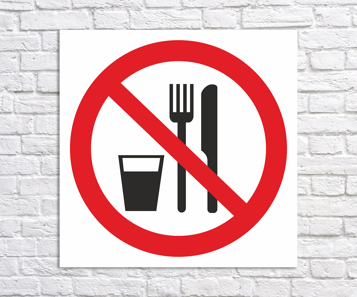 Как правильно не есть не пить. Знак р30 запрещается принимать пищу. Прием пищи запрещен. С едой нельзя. Запрещающие таблички.