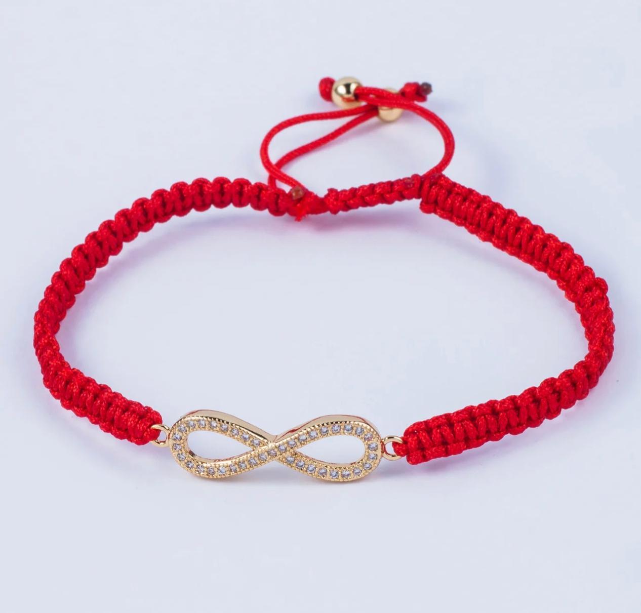 Плетеные браслеты из красной нити