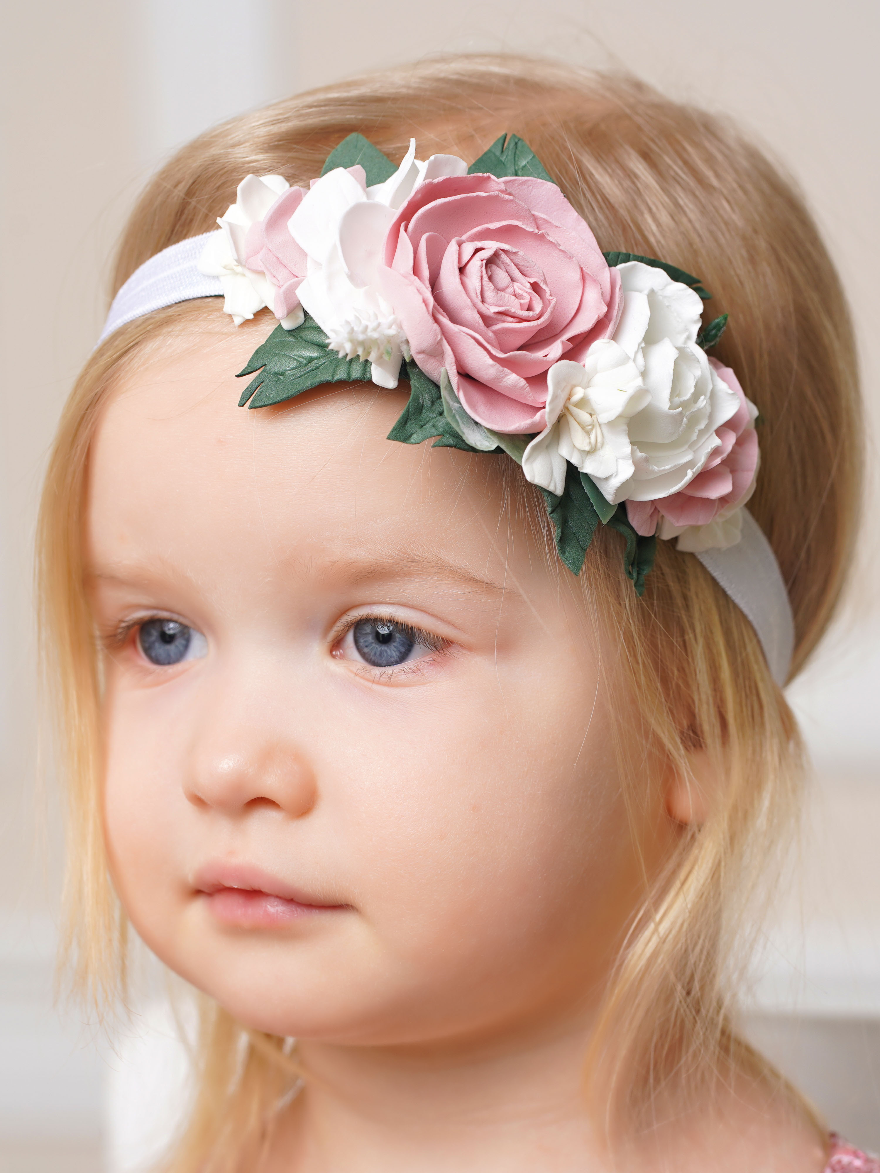 Цветок на голову ребенку. Повязка на голову цветок. Детская повязка с цветочком. Ободок из картона на голову для ребенка.