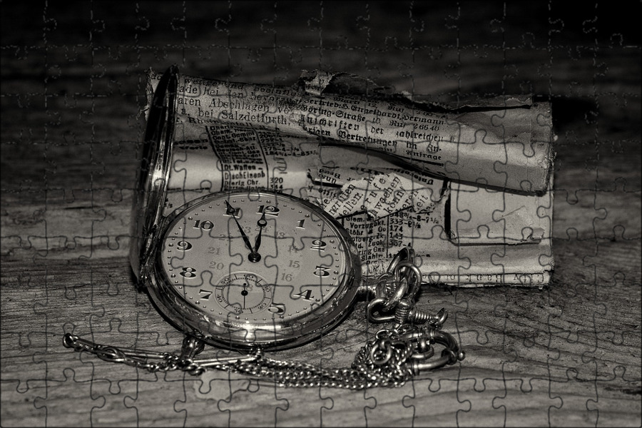Частные объявления часы. Часы на бумаге. Старые часы на черном фоне. Часы карманные в винтажном стиле. Красивые натюрморты с часами.