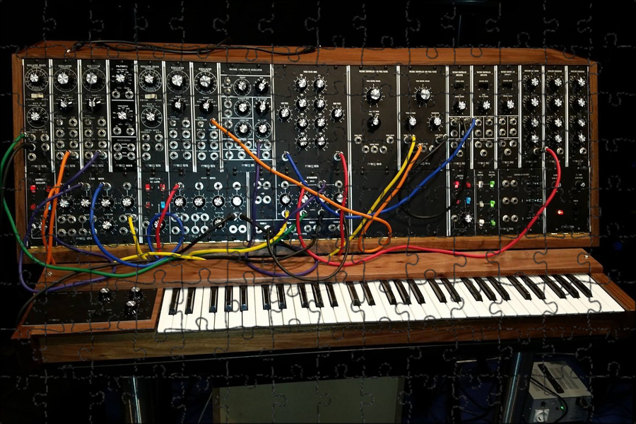 Синтезатор MOOG 80х. MOOG System 35. MOOG синтезатор 1980. Аналоговый студийный синтезатор 80х. 1 электронный музыкальный инструмент