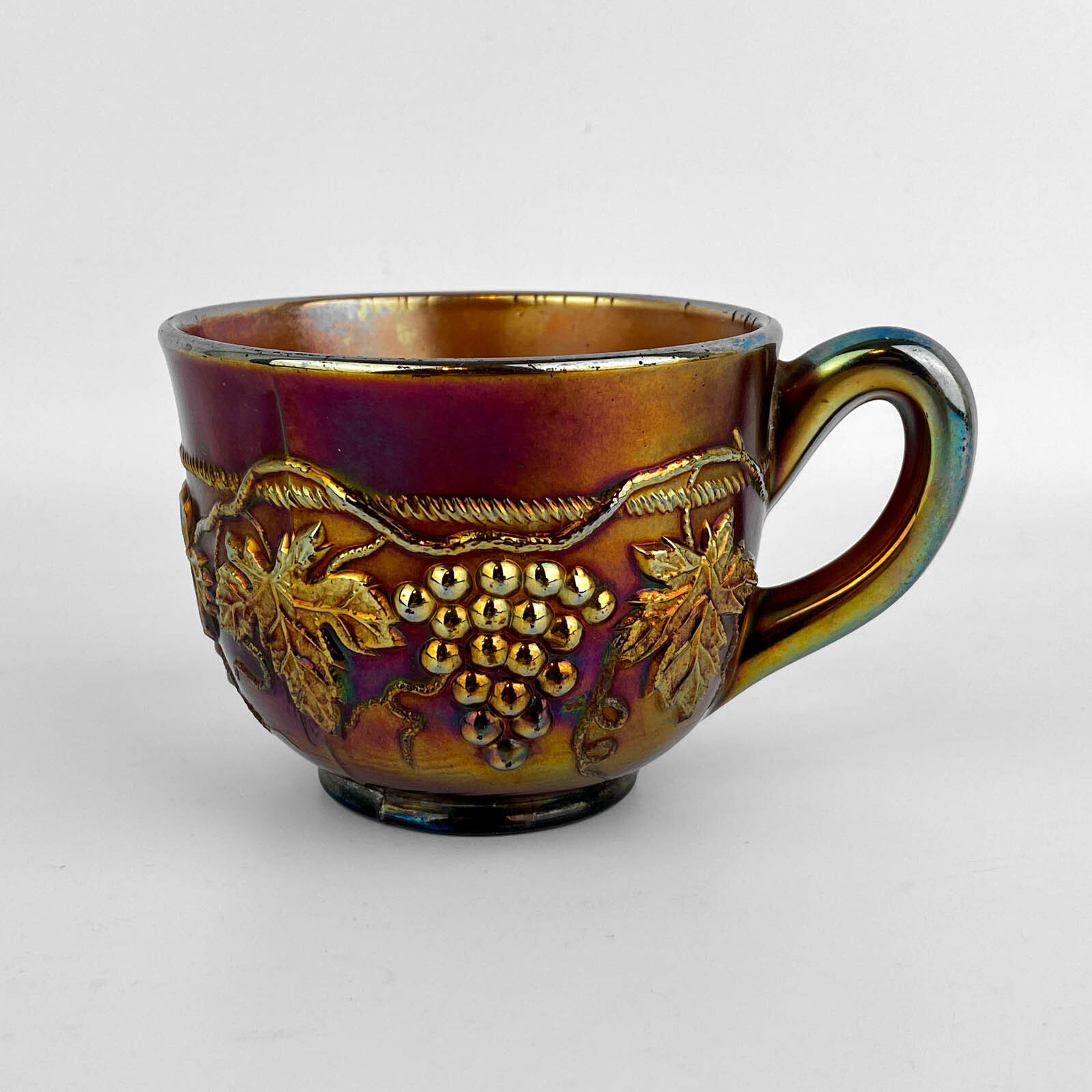 Чашка Grape and Cable. США, Fenton, карнавальное стекло, 1907-1920 гг.