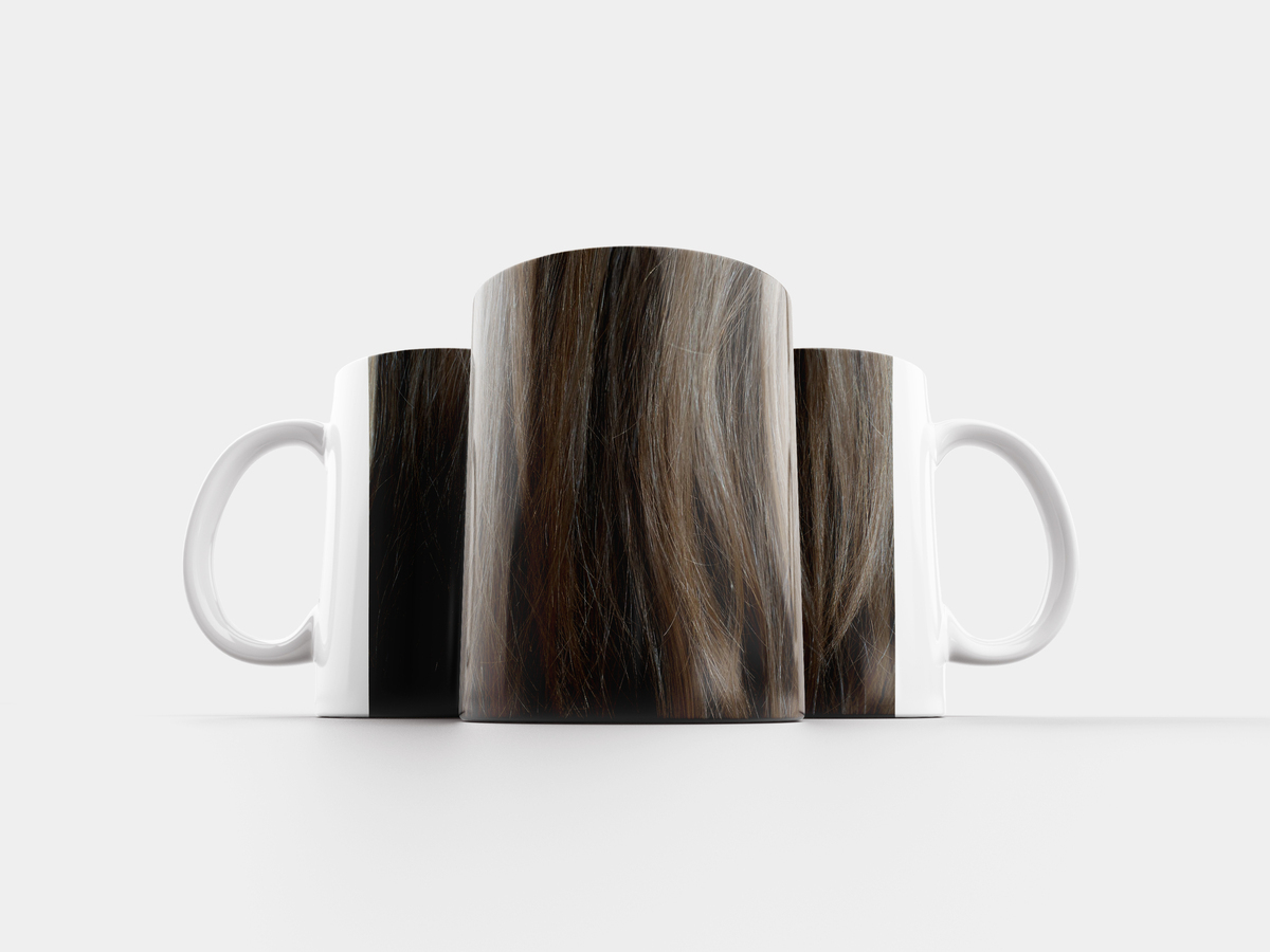 в кружке волос