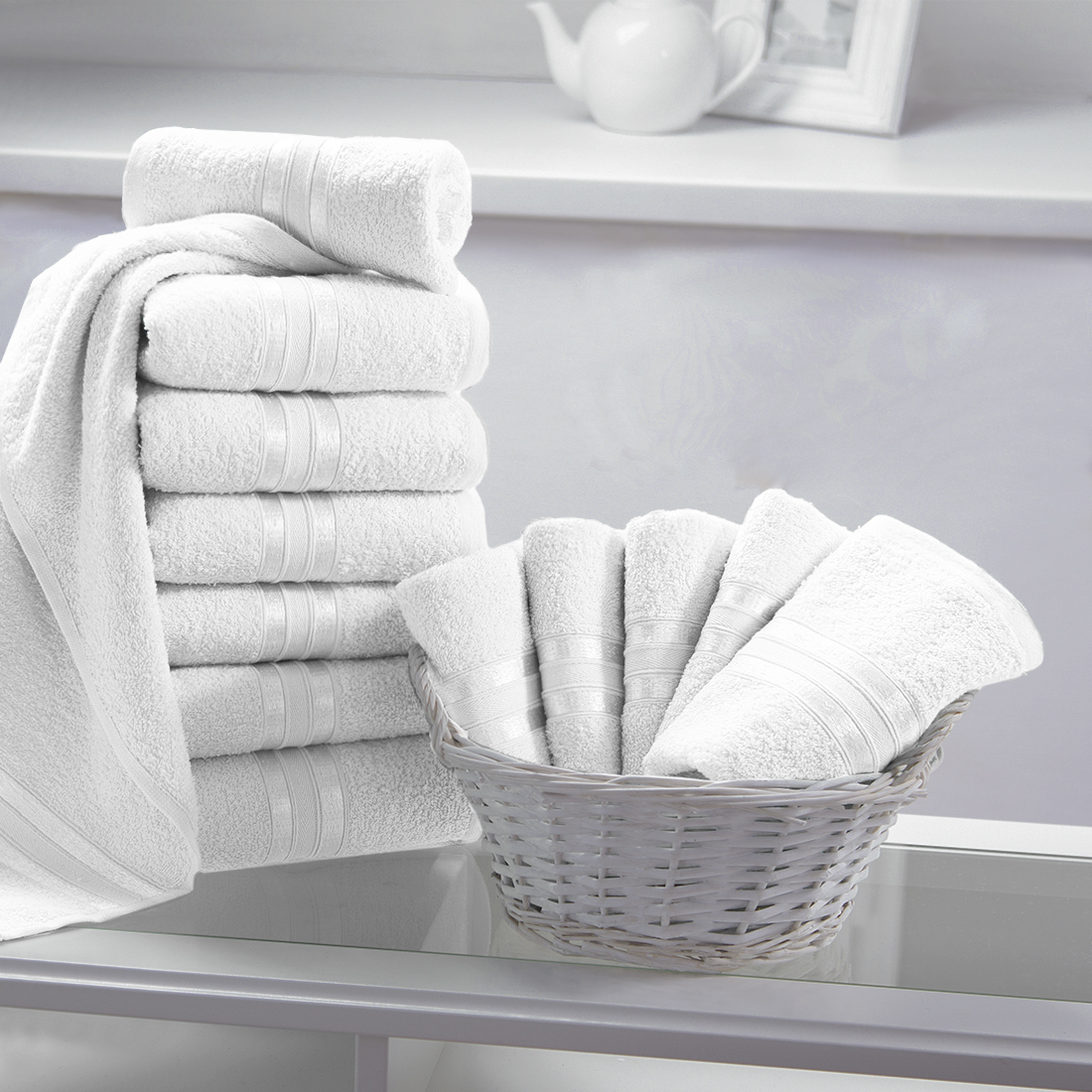 Озон полотенца для ванны. Полотенца в ванной. Полотенце для рук. Белоснежные полотенца. Сложенные полотенца в ванной.