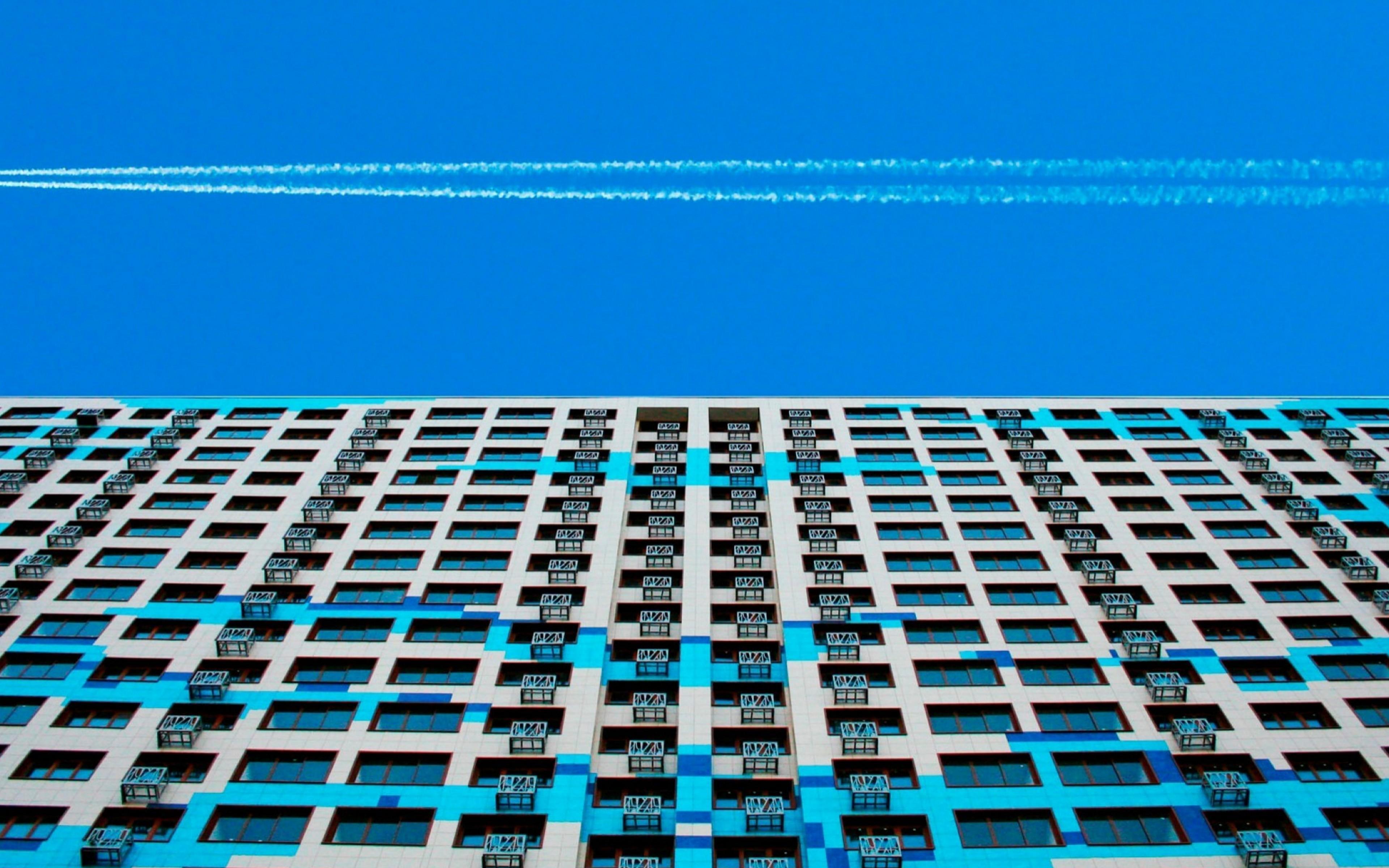 Flight building. Фон небоскребы. Два небоскреба на синем фоне. Многоэтажки небо. Небоскребы сине зеленые.