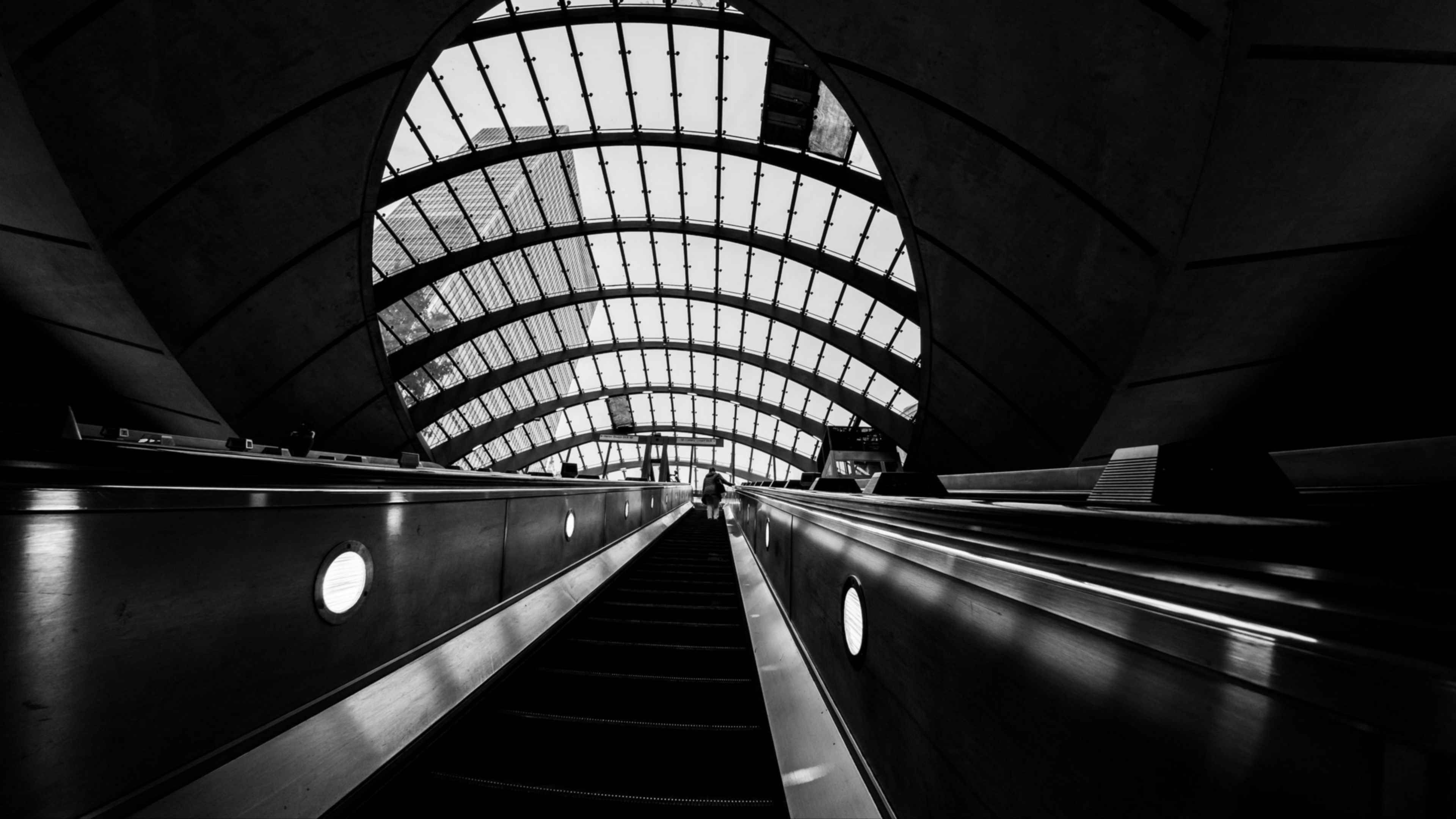 Черно белая станция метро. Архитектура чб. Черно белая архитектура. Метро чб. Станция метро чб.
