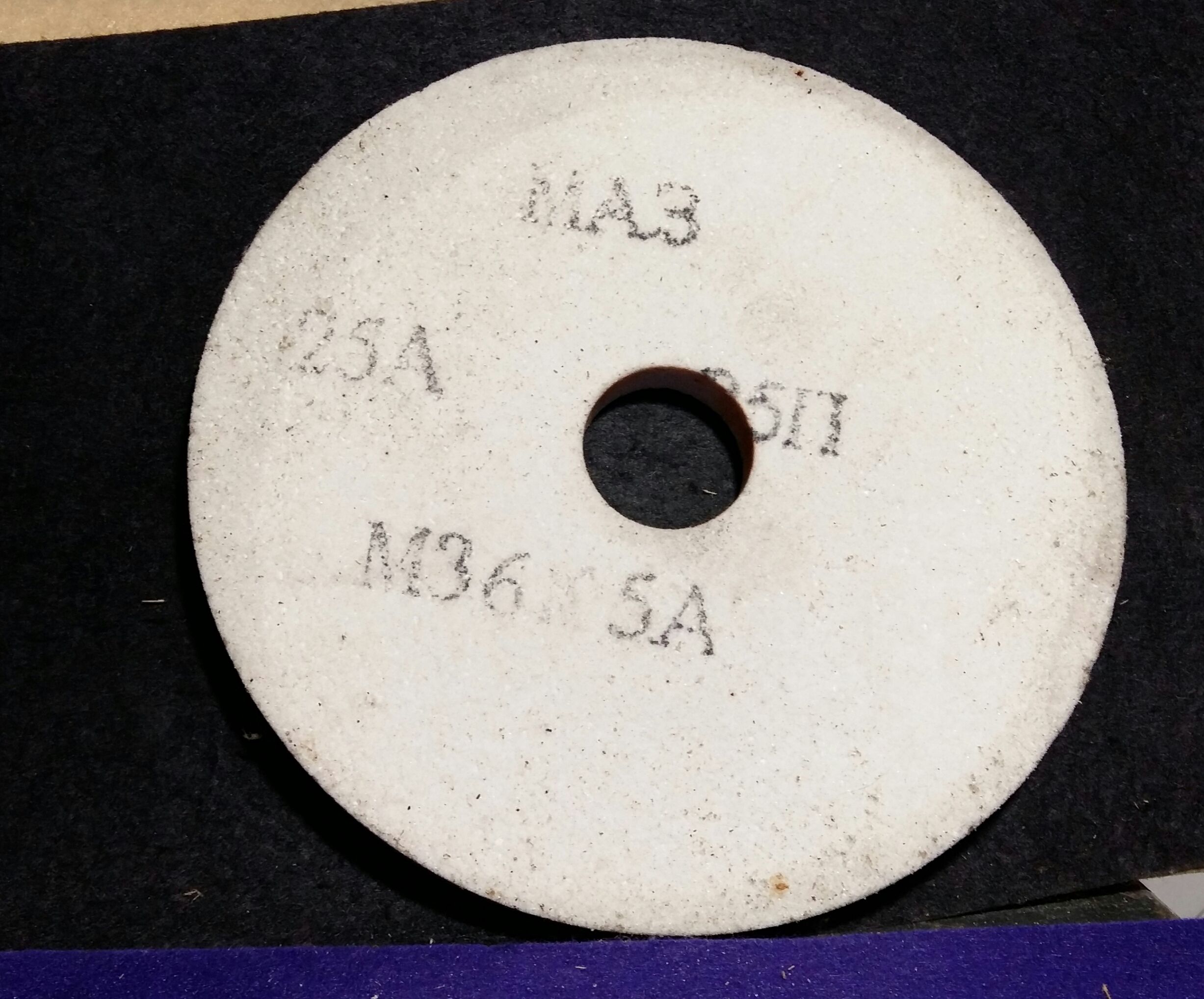 Головка шлифовальная абразивная 10х10х3. Шлифовальные камни дремель. Шарошка шлифовальная ф60х20 k60. Шлифовальный камень вов. Зачистной камень диаметр 610.