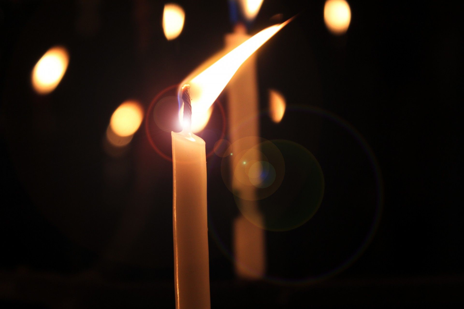 Свеча является источником света. Церковные свечи. Свеча коптит. Свеча чадит. Огонь от свечи.