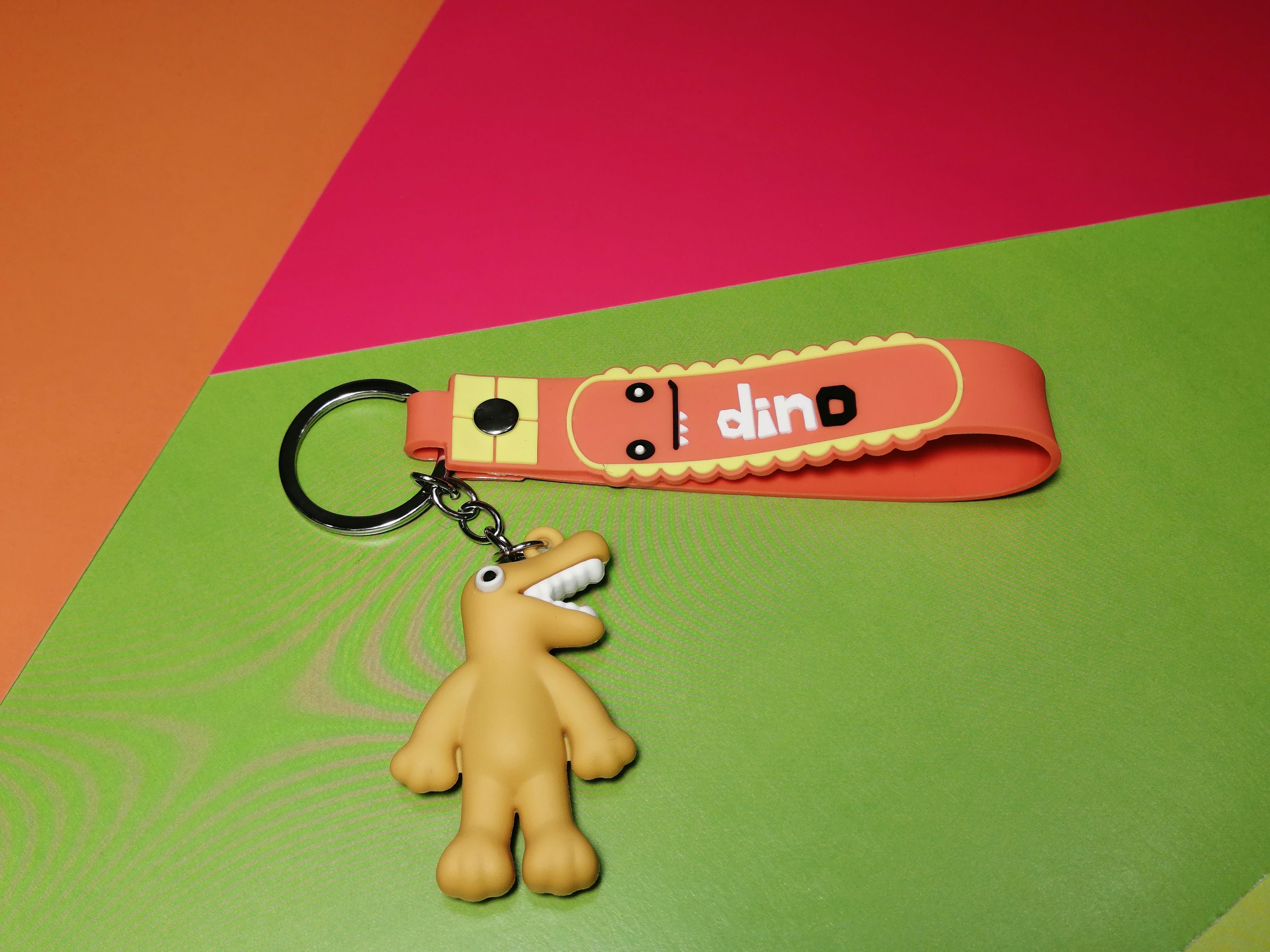 Радужные друзья брелок. Маленькие брелочки на карабинчике бусинка. Брелок радужных друзей. Rainbow friends. Радужные друзья брелок.