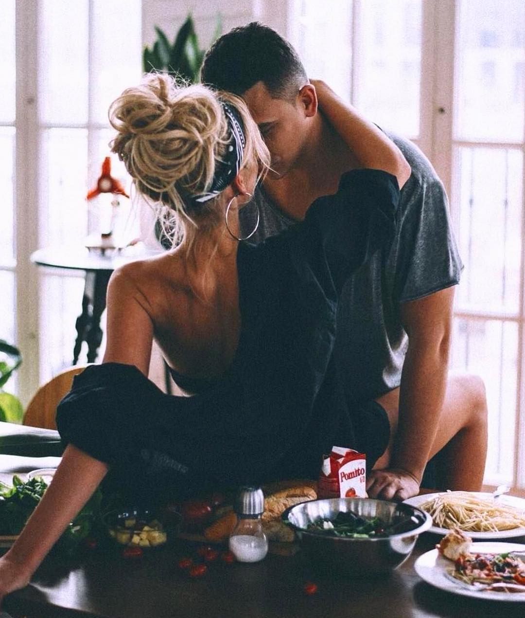 Страстные соседи. Пара на кухне страсть. Влюбленные на кухне. Утро кофе поцелуй. Страстное доброе утро.