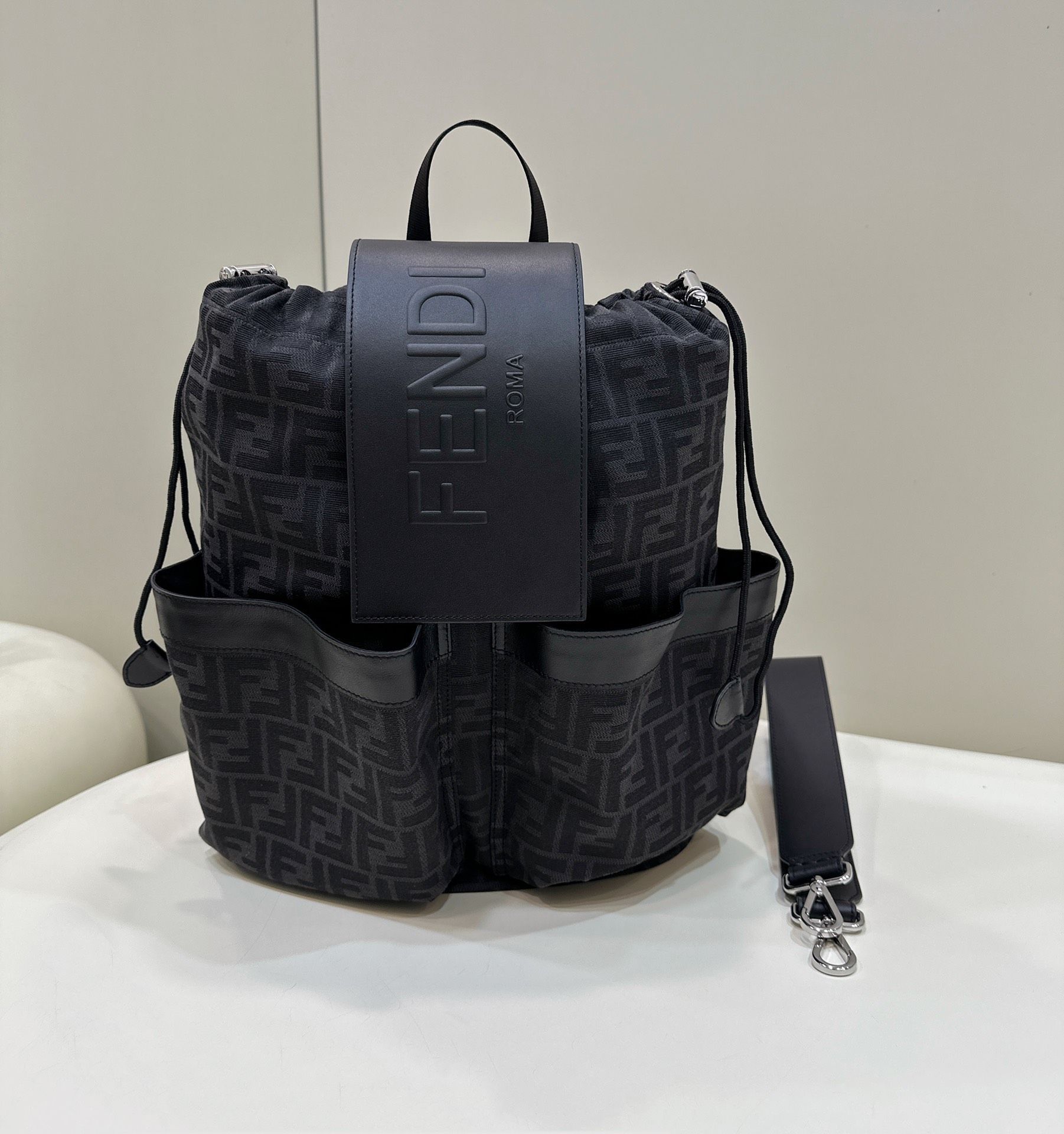 Рюкзак fendi. Рюкзак фенди. рюкзак fendi с цветами.