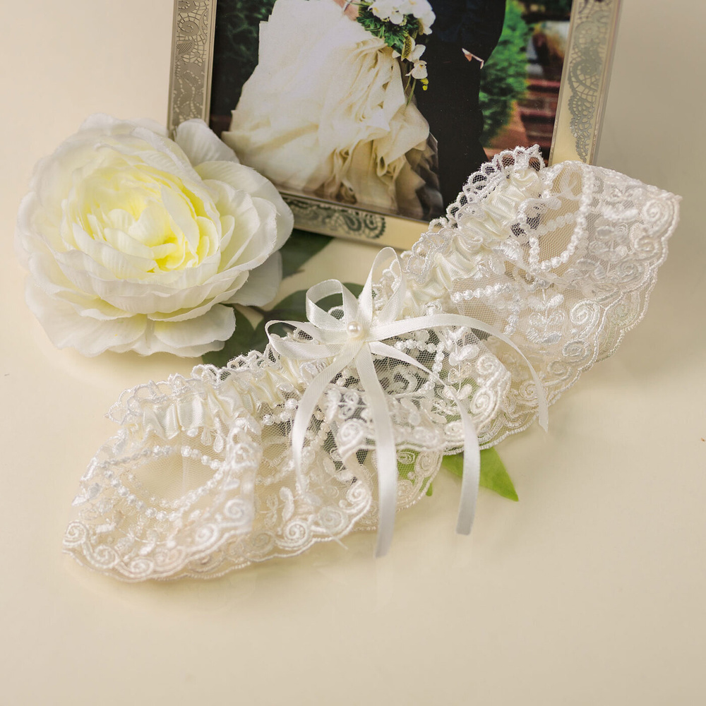 Широкая подвязка невесты на свадьбу и фотосессию "Милена" из кружева айвори с вышивкой  #1