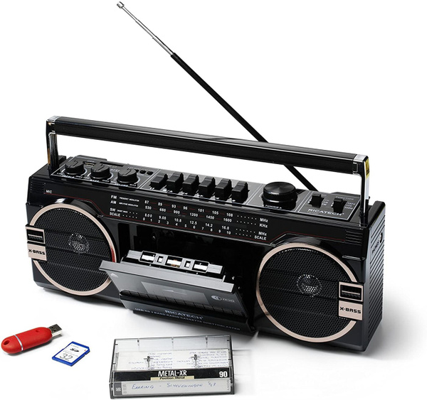 старый кассетный магнитофон и футбольный мяч