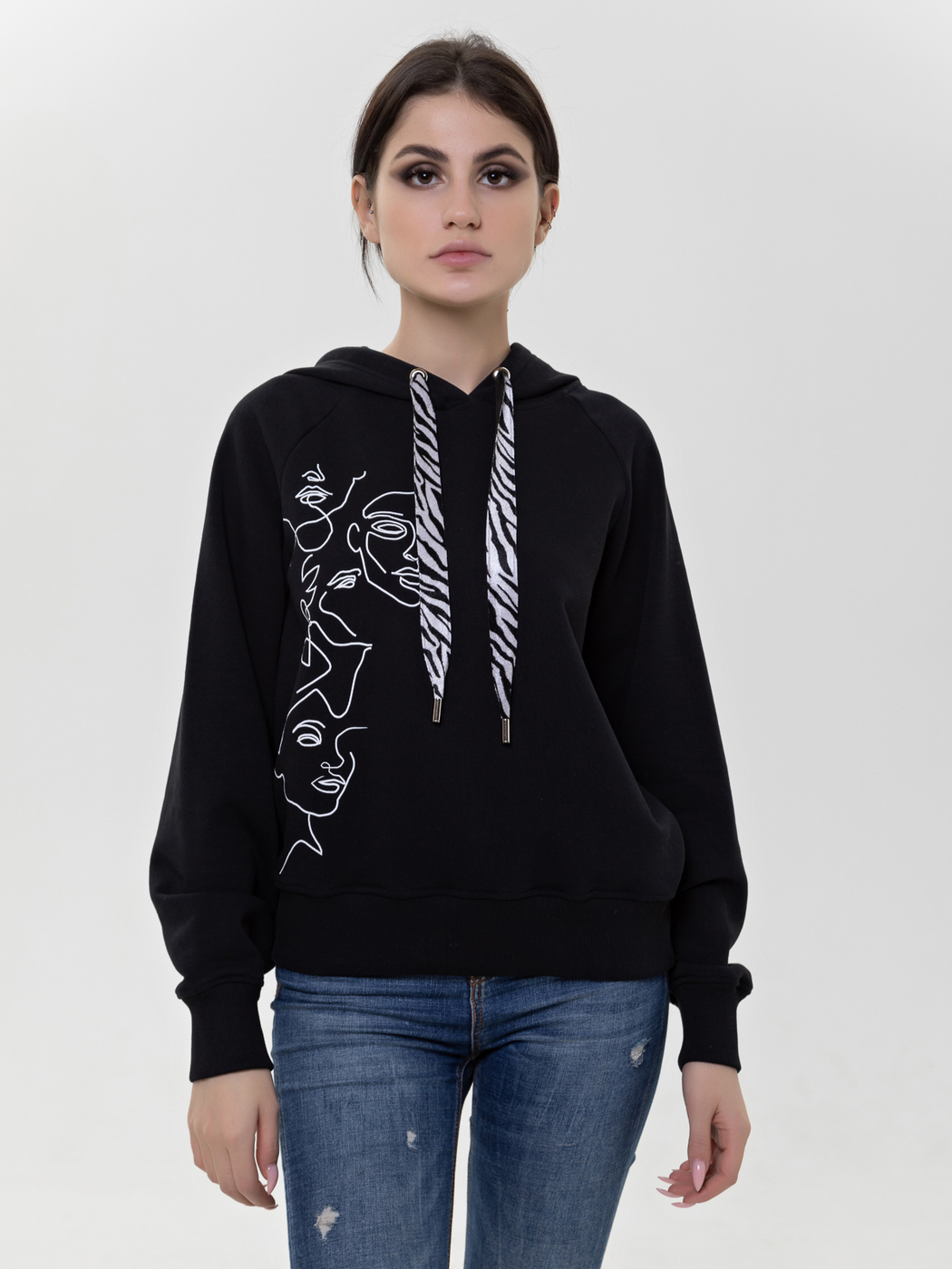 толстовка мари. девушка в белом худи. толстовка мари. Sava mari одежда. худи бирюзового цвета.