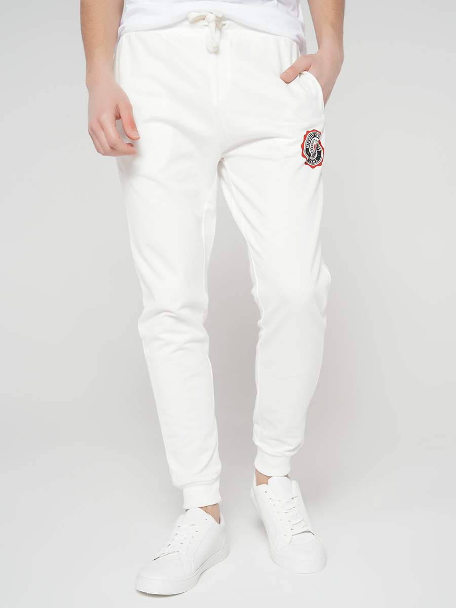 Спортивные штаны на wildberries. Белые спортивные брюки мужские. Белые спортивные штаны мужские. Беллая спортивныа штагы. Трикотажные брюки белойе мужские.