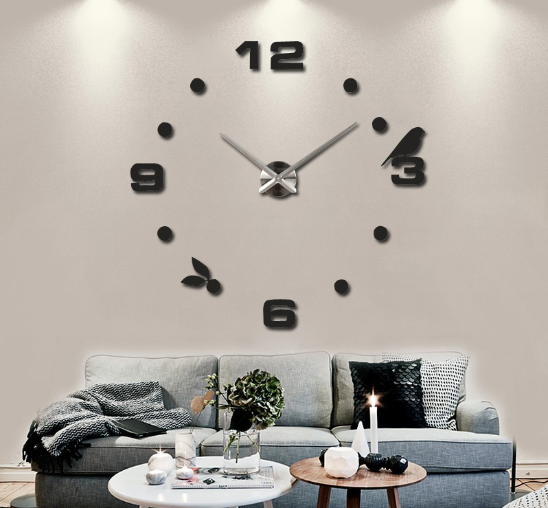 Серебристые часы на стену