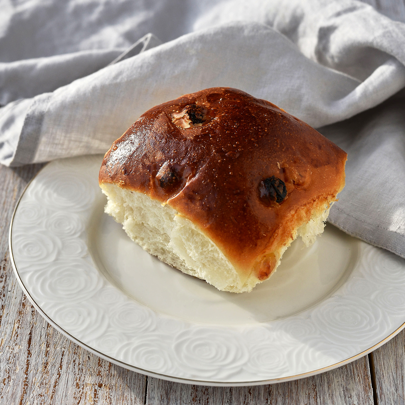 Sasha bread. Сдобная булочка. Сдобные булочки с изюмом. Булочка с творогом каравай. Булочка с изюмом в детском саду.