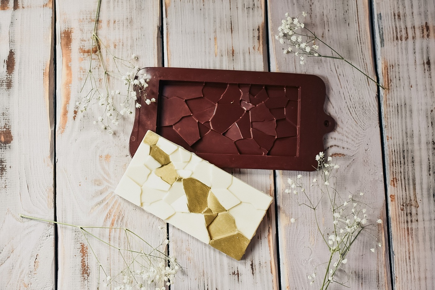 заливание шоколада в форму. формы для шоколада маленькие. силиконовая форма шоколад. силиконовая форма шоколад. шоколад для заливки.