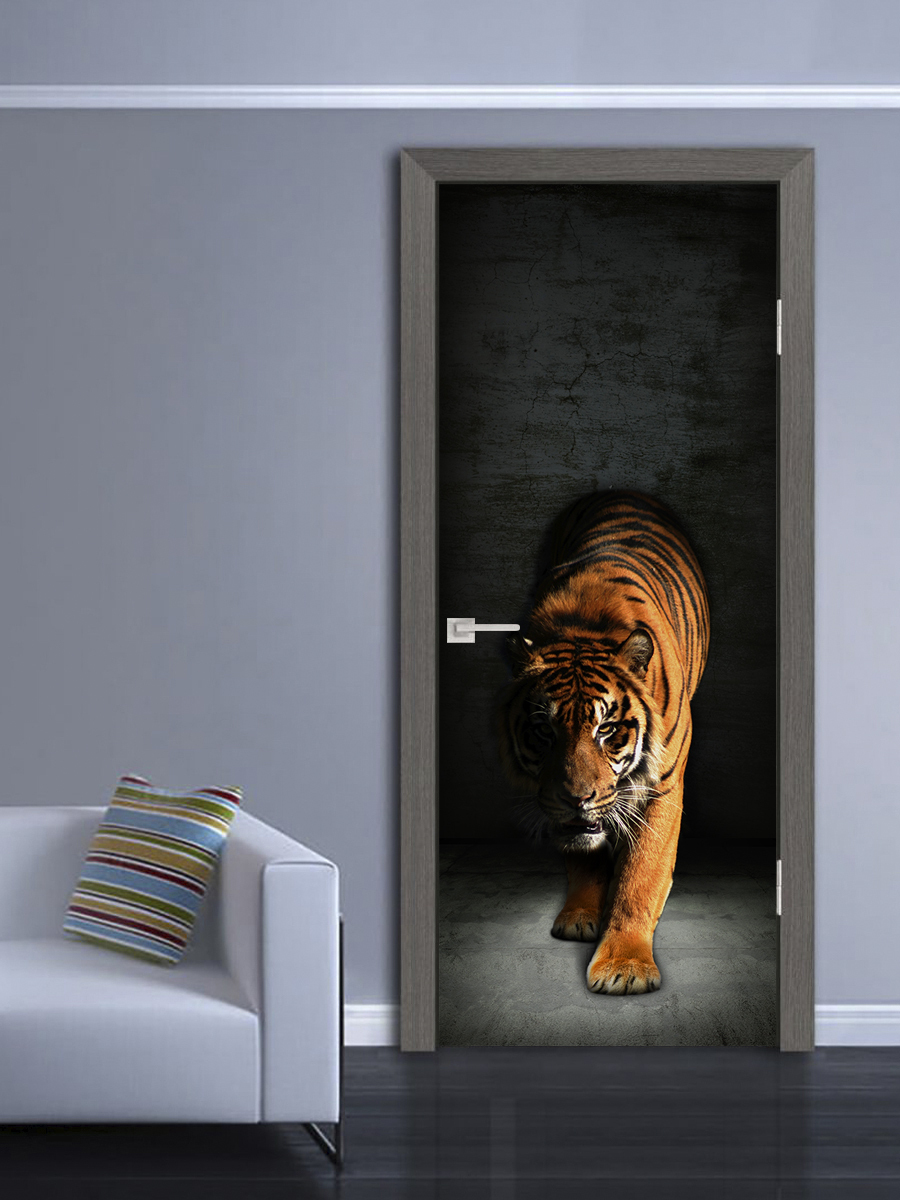 Скук в дверь. Тигр на дверь входную. Наклейка интерьерная на дверь. Фотообои тигр дверные. Ручка для двери с тигром.