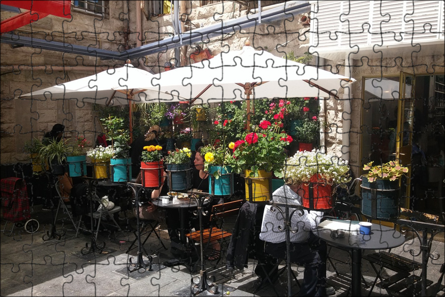 Уличные кафе купить. Cafe Flowers (Цветочное кафе) Тбилиси. Кафе на улице. Цветочной кафе на улице. Кофейня и цветы.