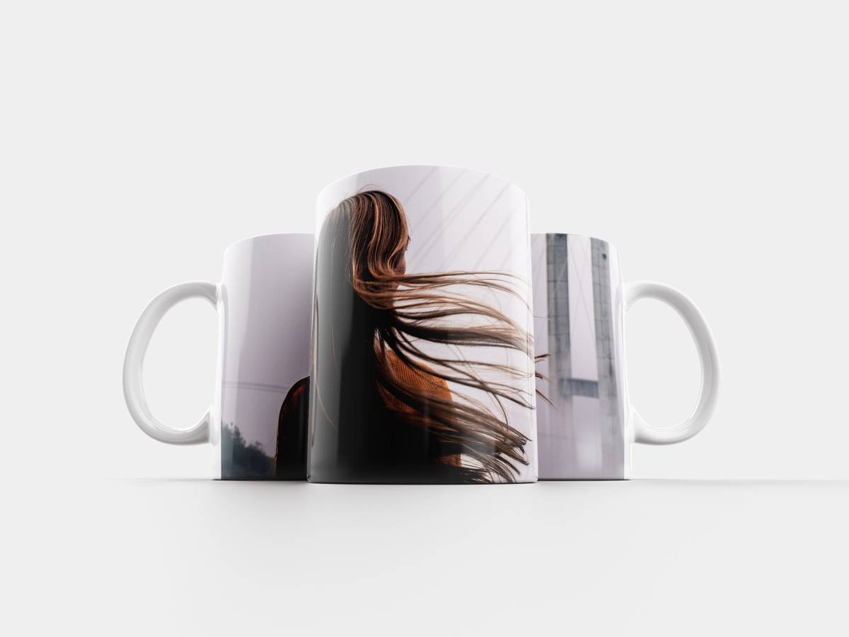 в кружке волос. в кружке волос. безопасность кружка для волос. кружка для девушки. в кружке волос.