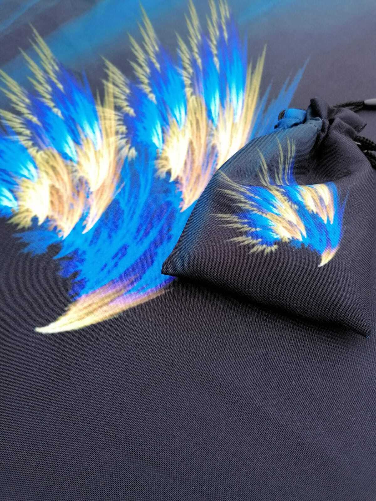 Мешочек для перьев вид подчинительной. Перо синей птицы. Ткань с рисунком перьев голубых. Скатерть с перьями. Заколки с перышками голубые.