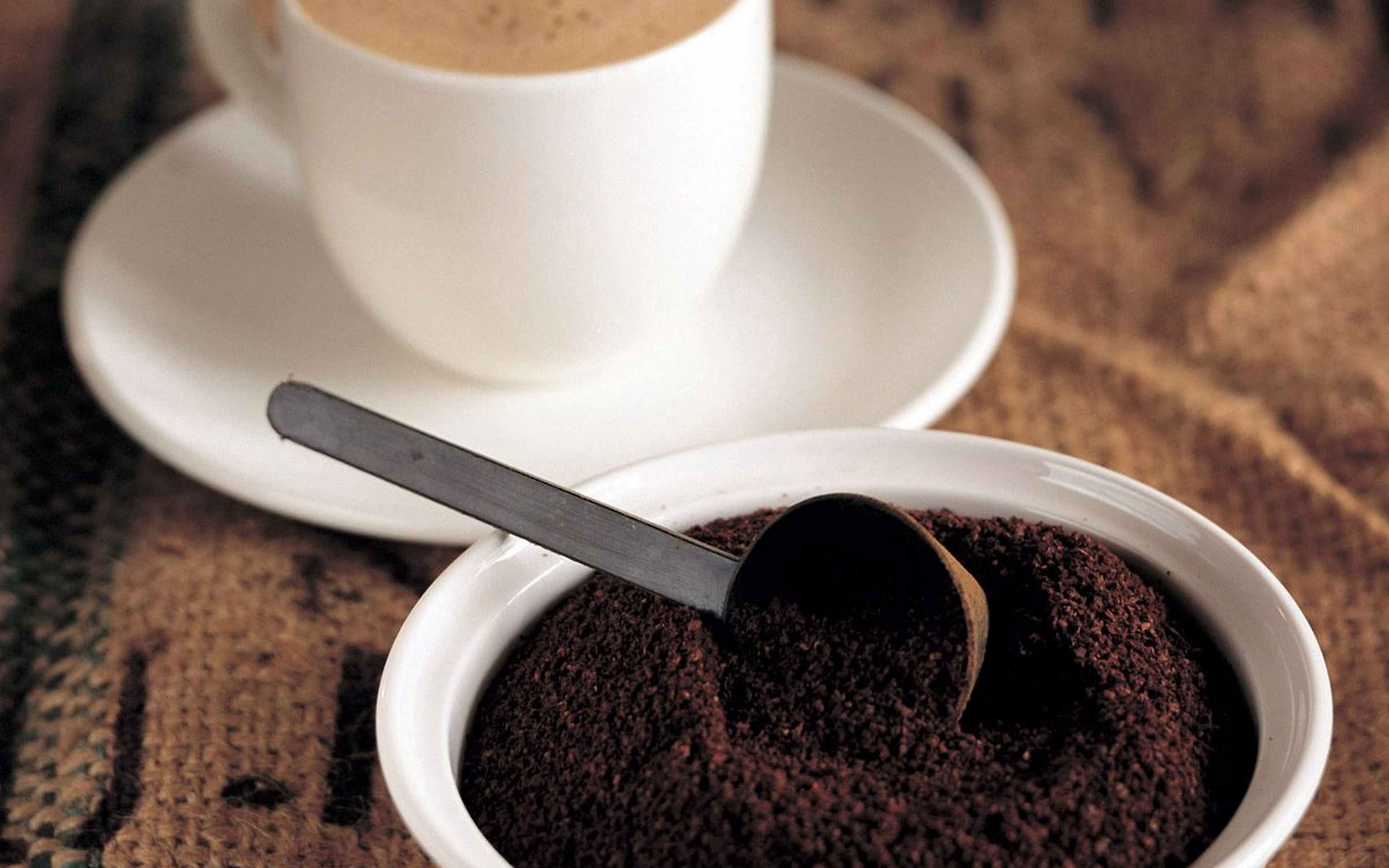 Он мелет кофе. Кофе. Кофе молотое. Кофе растворимый в чашке. Растворимый кофе в кружке.